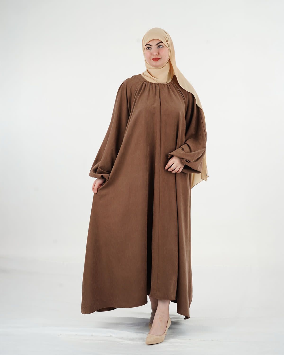 عباية أنيقة ومريحة بتصميم عصري تناسب جميع الأذواق، مصنوعة من قماش عالي الجودة.