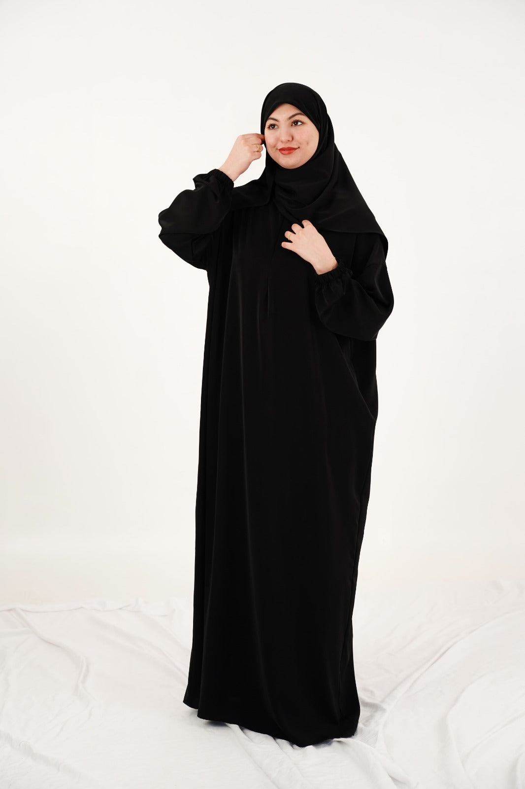 عبايات عملية وأنيقة للمرأة العصرية تصميم عصري بلمسة تقليدية عبايات خفيفة ومريحة لكل يوم
