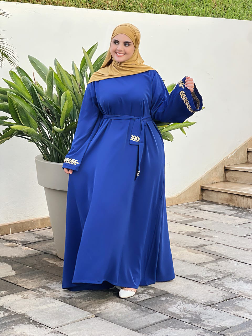 عباية أنيقة بتصميم عصري تجمع بين البساطة والفخامة،