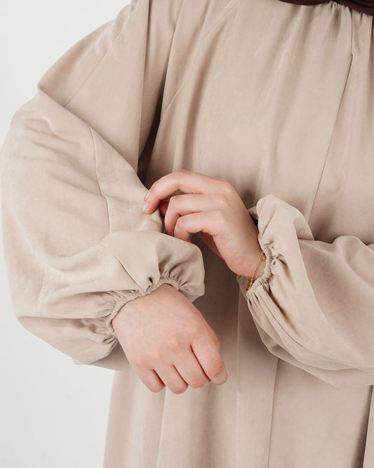 عباية أنيقة ومريحة بتصميم عصري تناسب جميع الأذواق، مصنوعة من قماش عالي الجودة. 🔥 الكمية محدودة – اطلبِ الآن واستفيدي من العرض!